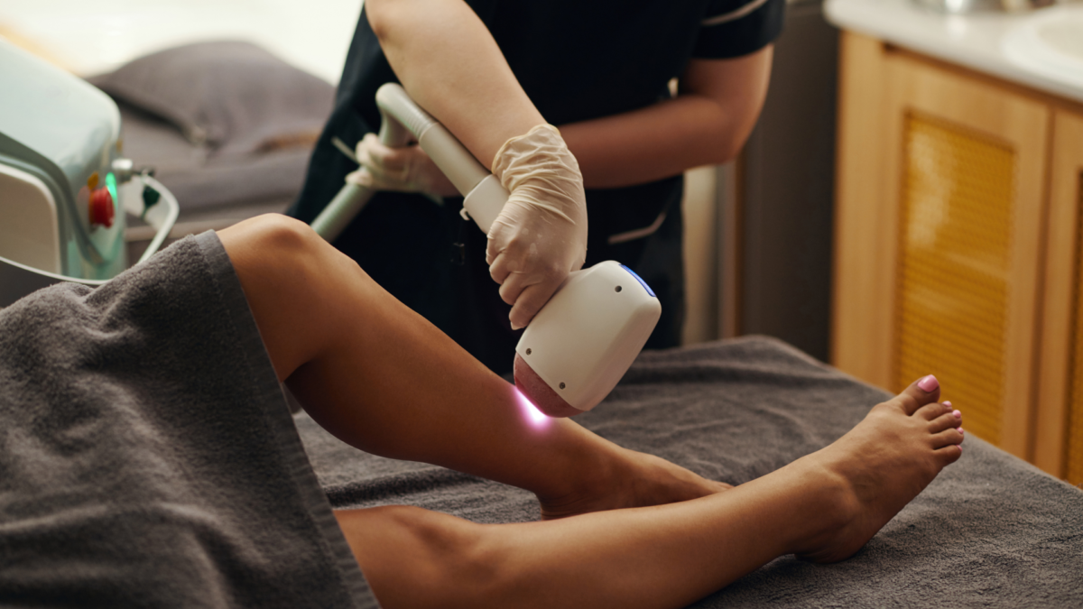 Permanent hårborttagning med laser på ben i skönhetssalong